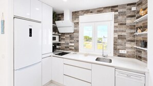 Coffee/tea maker, fridge, microwave, stovetop