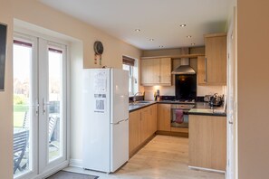 Fridge, microwave, oven, stovetop - Family & Pet-Friendly Cottage Near Filey And Scarborough On The Yorkshire Coast (filey)