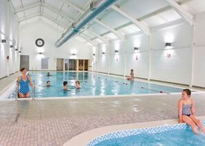 Innendørsbasseng og et oppvarmet basseng