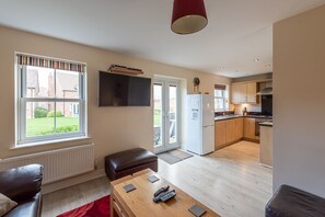 Smart TV, DVD player, books, video library - Family & Pet-Friendly Cottage Near Filey And Scarborough On The Yorkshire Coast (filey)