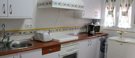 Cafetière/bouilloire, réfrigérateur, micro-ondes, four