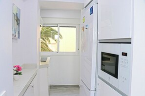 Refrigerador, microondas, placa de cocina, lavavajillas