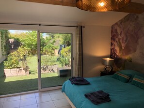 6 slaapkamers, een strijkplank/strijkijzer, reisbedje, gratis wifi