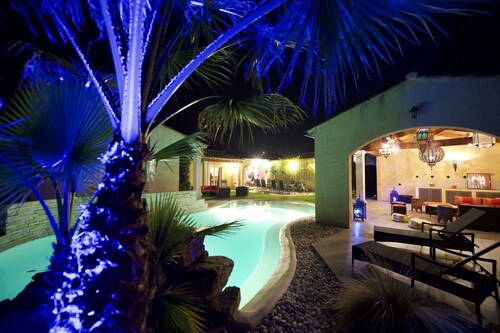 Villa 6 makuuhuonetta, uima-allas, ranta 5 minuutin päässä 