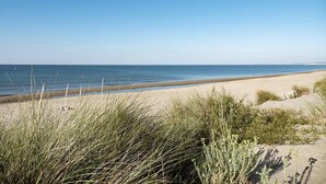 A beach with clear skies and calm waters. - Hacienda : 220m2 villa for 12 people with swimming pool, 5 minutes from the beach (Vic La Gardiole)