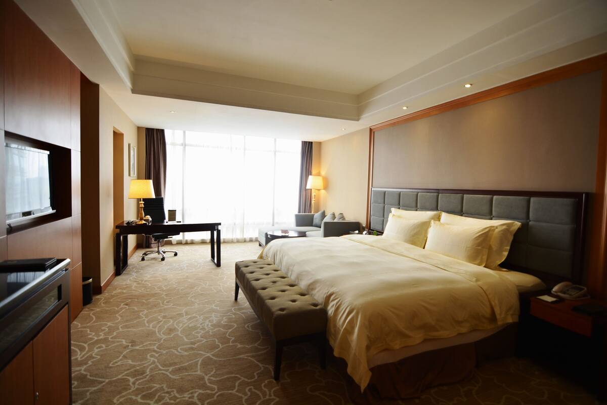 ห้องเอ็กเซกคิวทีฟ | เครื่องนอนระดับพรีเมียม, มินิบาร์, ตู้นิรภัยในห้องพัก, โต๊ะทำงาน