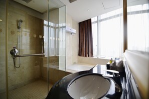 Executive-Suite | Badezimmer | Kostenlose Toilettenartikel, Haartrockner, Bademäntel, Hausschuhe