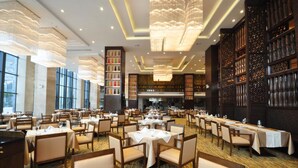 2 restaurants; breakfast, lunch and dinner served  - Nanhai Jiayi International Hotel (Foshan)