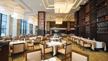 2 restaurantes, se sirven desayunos, comidas y cocina internacional