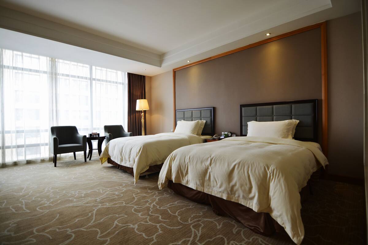 ห้องดีลักซ์ทวิน | เครื่องนอนระดับพรีเมียม, มินิบาร์, ตู้นิรภัยในห้องพัก, โต๊ะทำงาน
