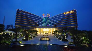 Vista frontal de la propiedad por la tarde o noche