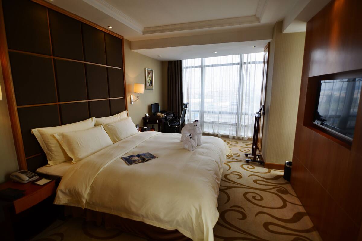 ห้องดีลักซ์สวีท | เครื่องนอนระดับพรีเมียม, มินิบาร์, ตู้นิรภัยในห้องพัก, โต๊ะทำงาน