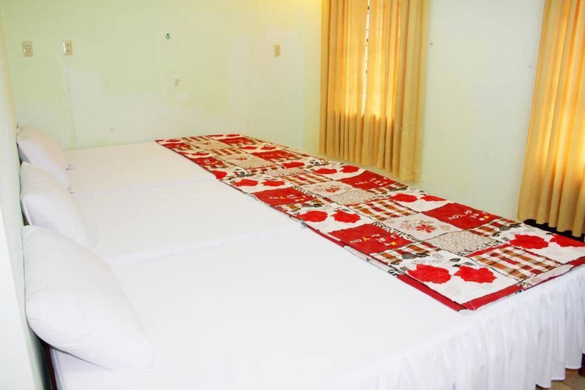 Chambre quadruple Confort, 2 lits doubles, fumeur, vue sur la ville | Vue de la chambre