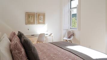 5 bedrooms, desk, iron/ironing board, free WiFi