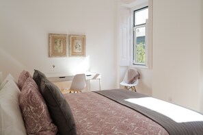 5 bedrooms, desk, iron/ironing board, free WiFi