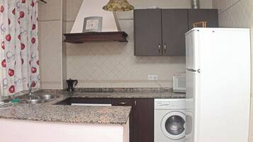 Een koelkast, een magnetron, een oven, een kookplaat