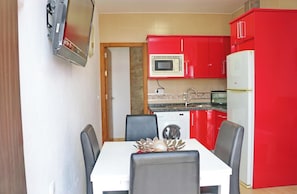 Kühlschrank, Mikrowelle, Herdplatte, Wasserkocher mit Kaffee-/Teezubehör