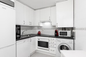 Kjøleskap, mikrobølgeovn, ovn og kokeplater