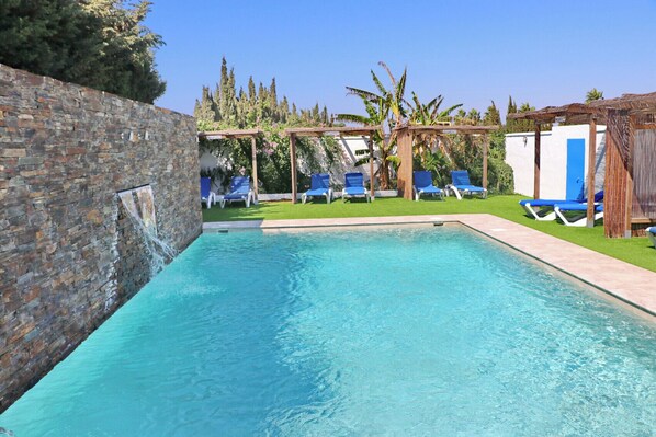 Unclassified image, 1 of 28, button