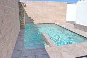 Unclassified image, 4 of 28, button