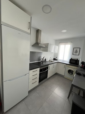 Frigorífico, microondas, horno y placa de cocina