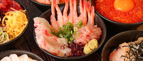 Petit déjeuner buffet (2500 JPY par personne)