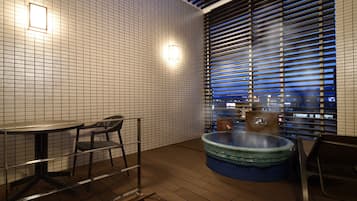 Royal Twin kamer, niet-roken | Badkamer | Gratis toiletartikelen, een haardroger, pantoffels, een bidet