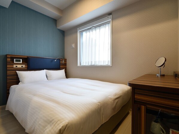 Standard dubbelrum - icke-rökare | Duntäcken, skrivbord, arbetsyta för laptop och mörkläggningsgardiner