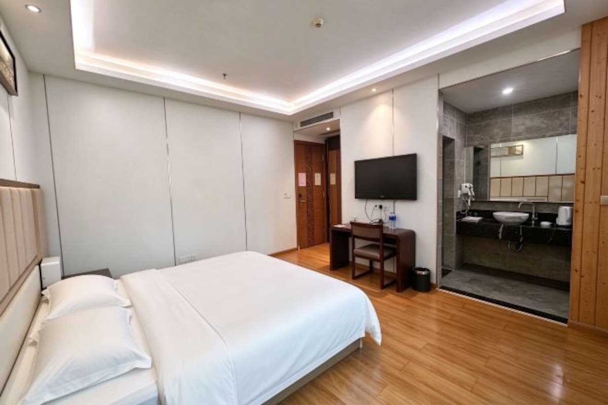 Light Luxury Queen Room