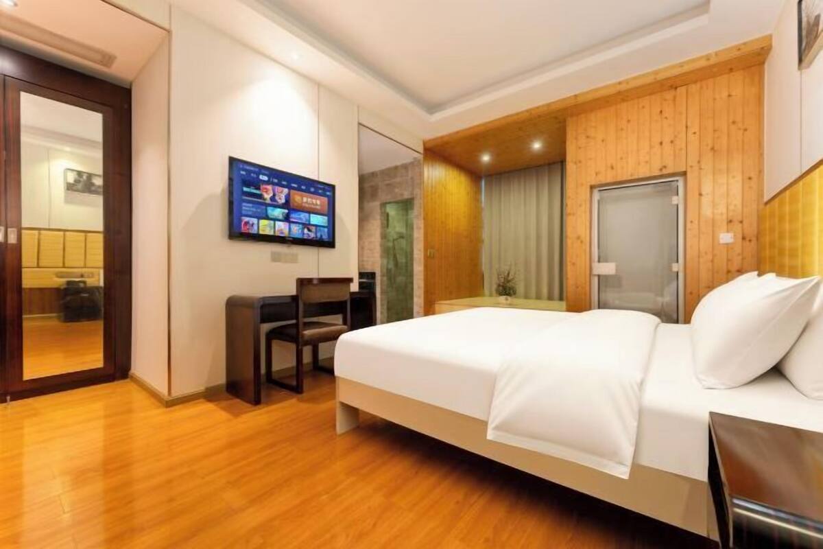 In-room safe, desk, blackout drapes, WiFi (free)