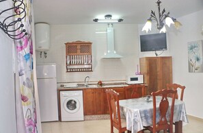 Jääkaappi, mikroaaltouuni, liesi, kahvin-/teenkeitin