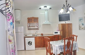 Refrigerador, microondas, parrilla de estufa y cafetera y tetera 