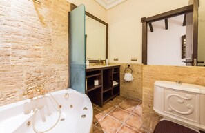 Badekar, gratis toiletartikler, hårtørrer, håndklæder