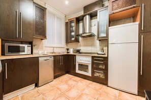 Kühlschrank, Mikrowelle, Ofen, Geschirrspüler