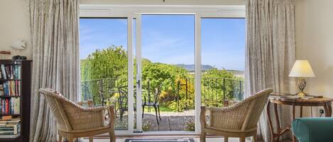 テレビ、DVD プレーヤー