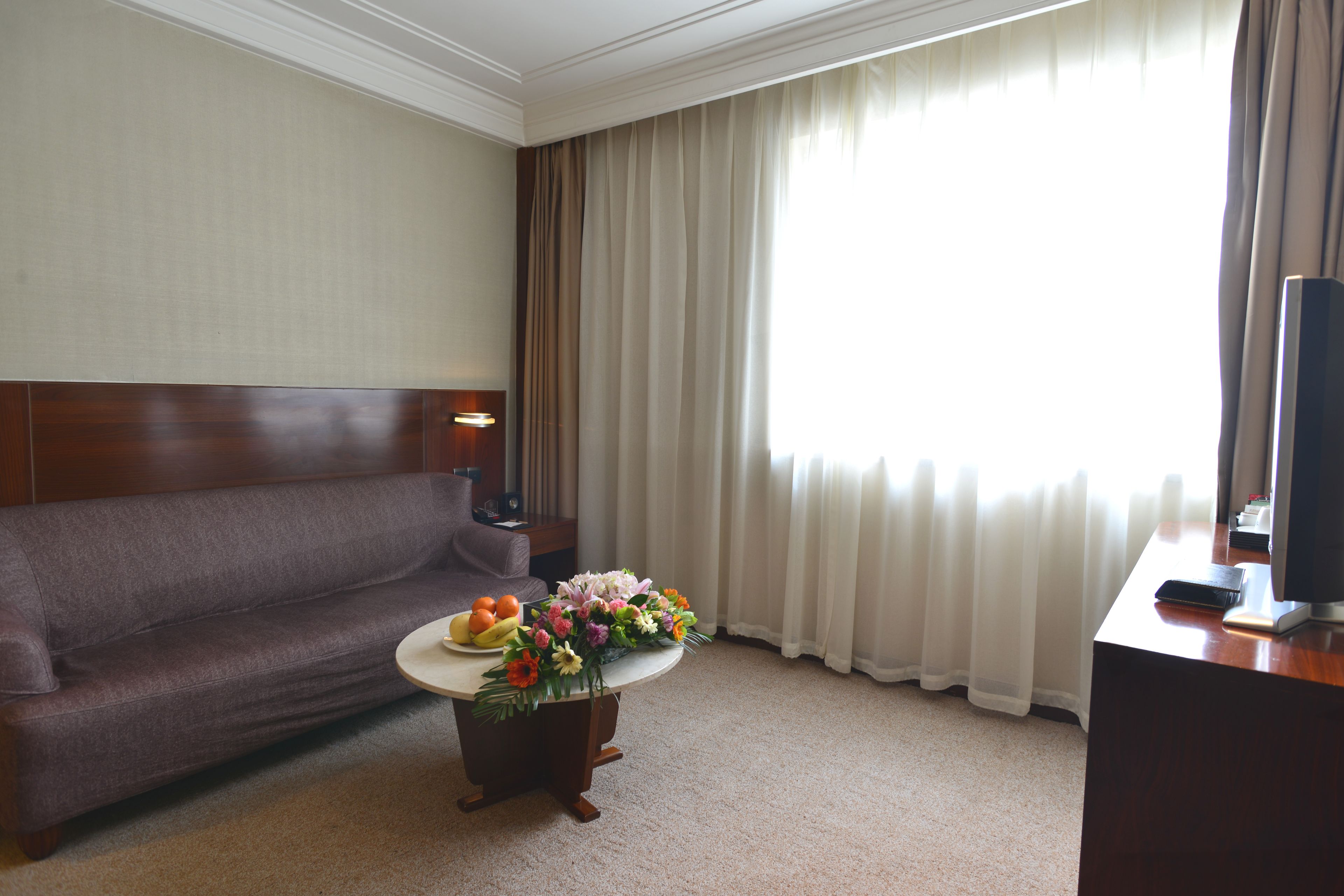 executive suite, 1 bedroom, 2 bathrooms, city view | minibar, in-room safe, desk, blackout curtains