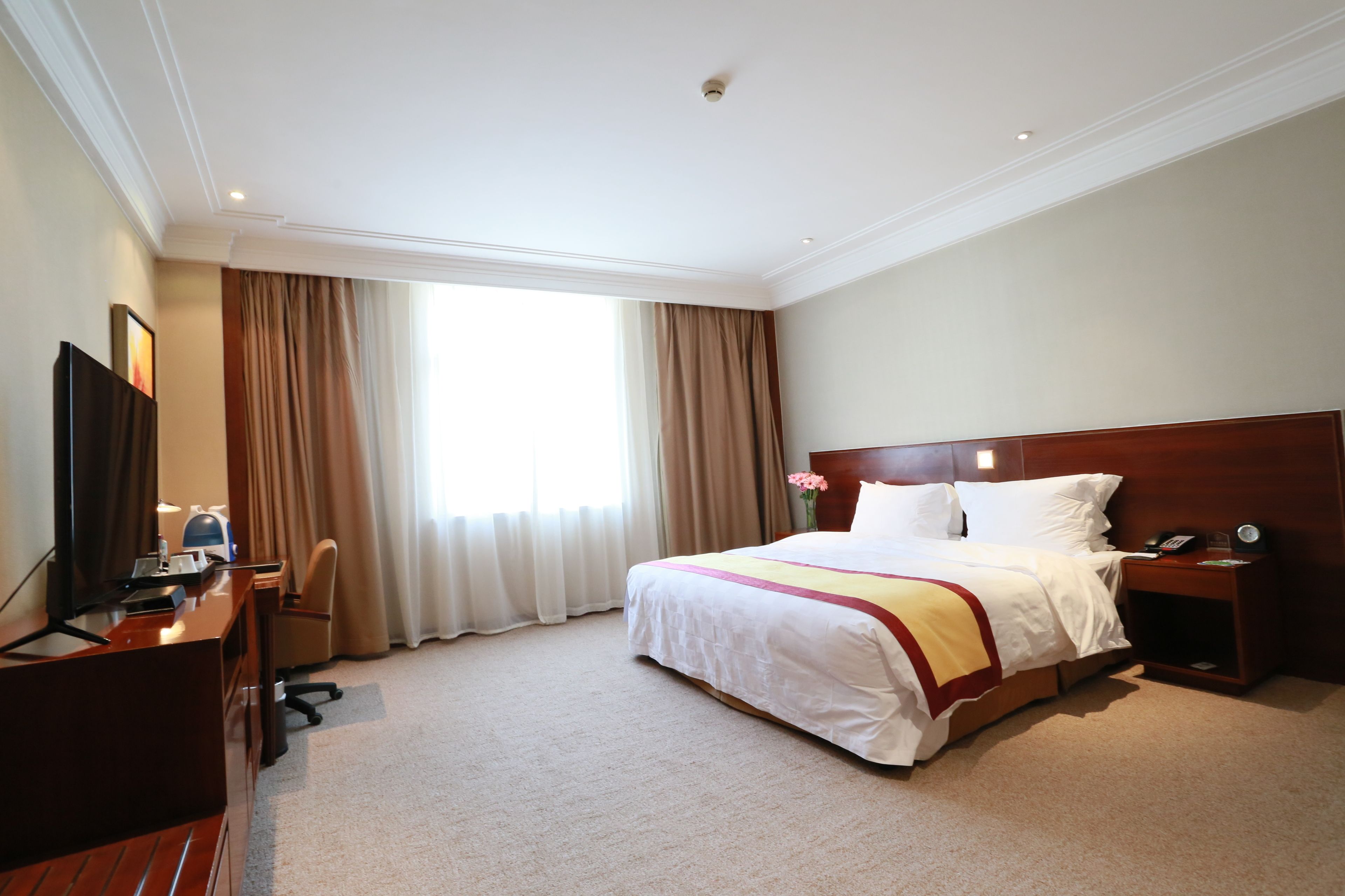 Suite Eksekutif, 1 kamar tidur, 2 kamar mandi, pemandangan kota | Minibar, brankas, meja kerja, dan tirai kedap cahaya