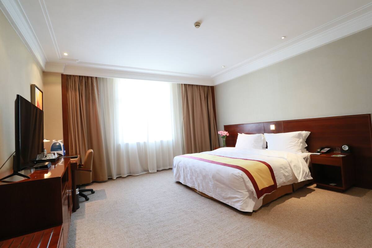 Suite Eksekutif, 1 kamar tidur, 2 kamar mandi, pemandangan kota | Minibar, brankas, meja kerja, dan tirai kedap cahaya