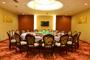 2 restoran, melayani sarapan, makan siang; sajian masakan Cina