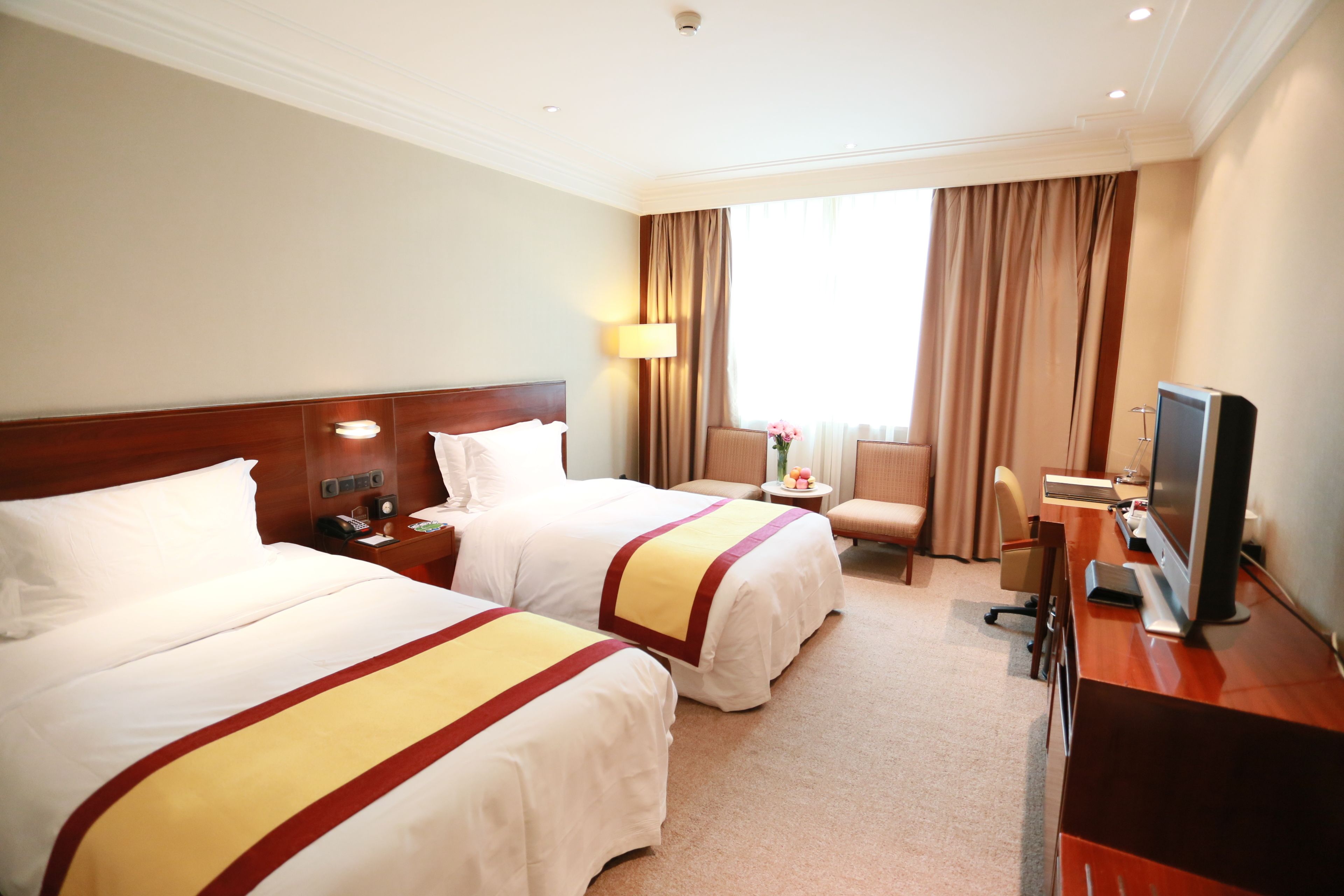 standard room, 1 bedroom, concierge service, city view | minibar, in-room safe, desk, blackout curtains