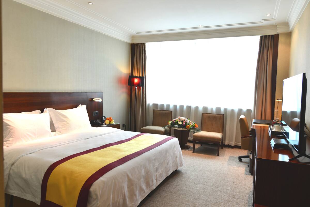 Kamar Standar, 1 kamar tidur, pemandangan kota | Minibar, brankas, meja kerja, dan tirai kedap cahaya