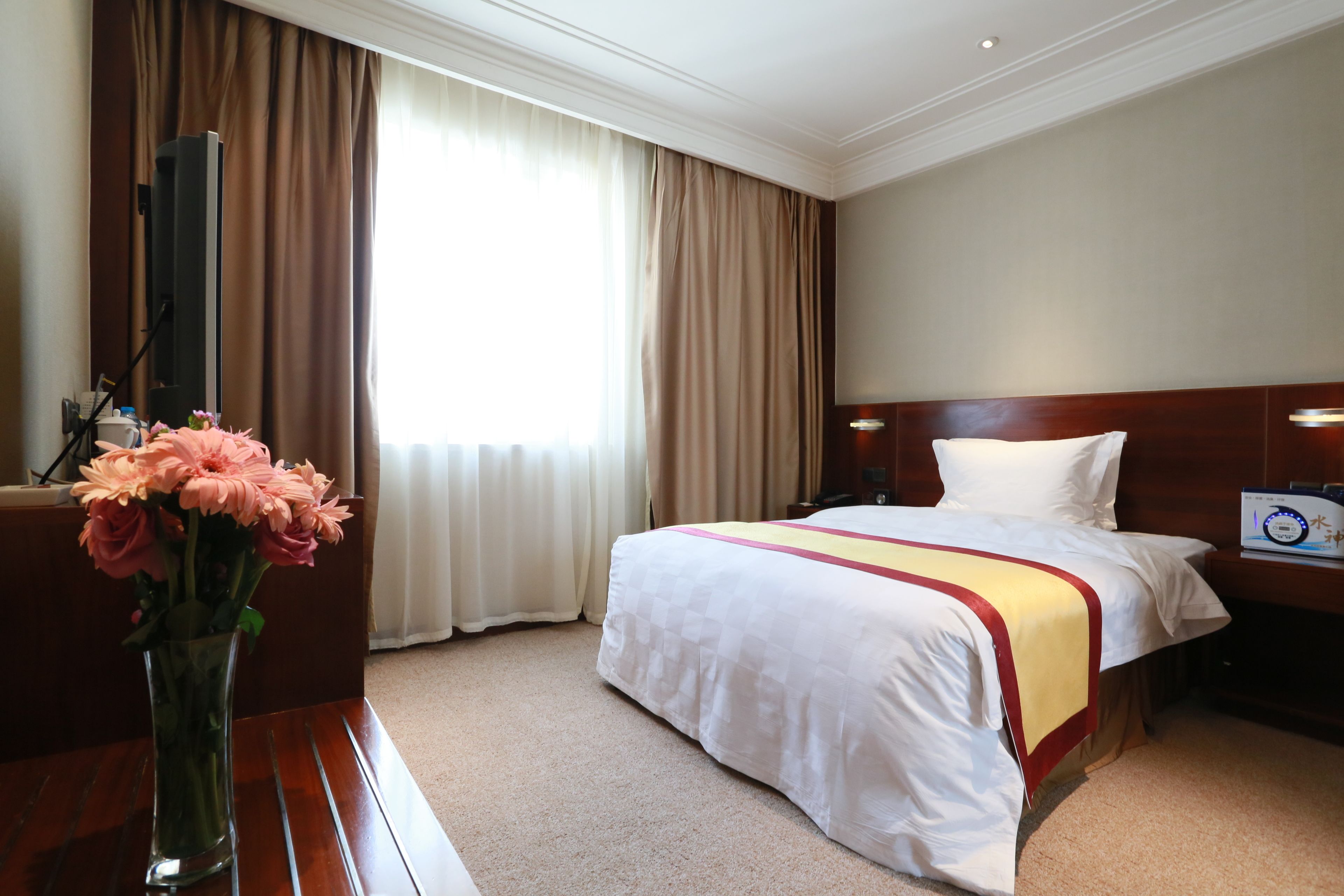 Suite, 1 kamar tidur, kamar mandi pribadi, pemandangan kota | Minibar, brankas, meja kerja, dan tirai kedap cahaya