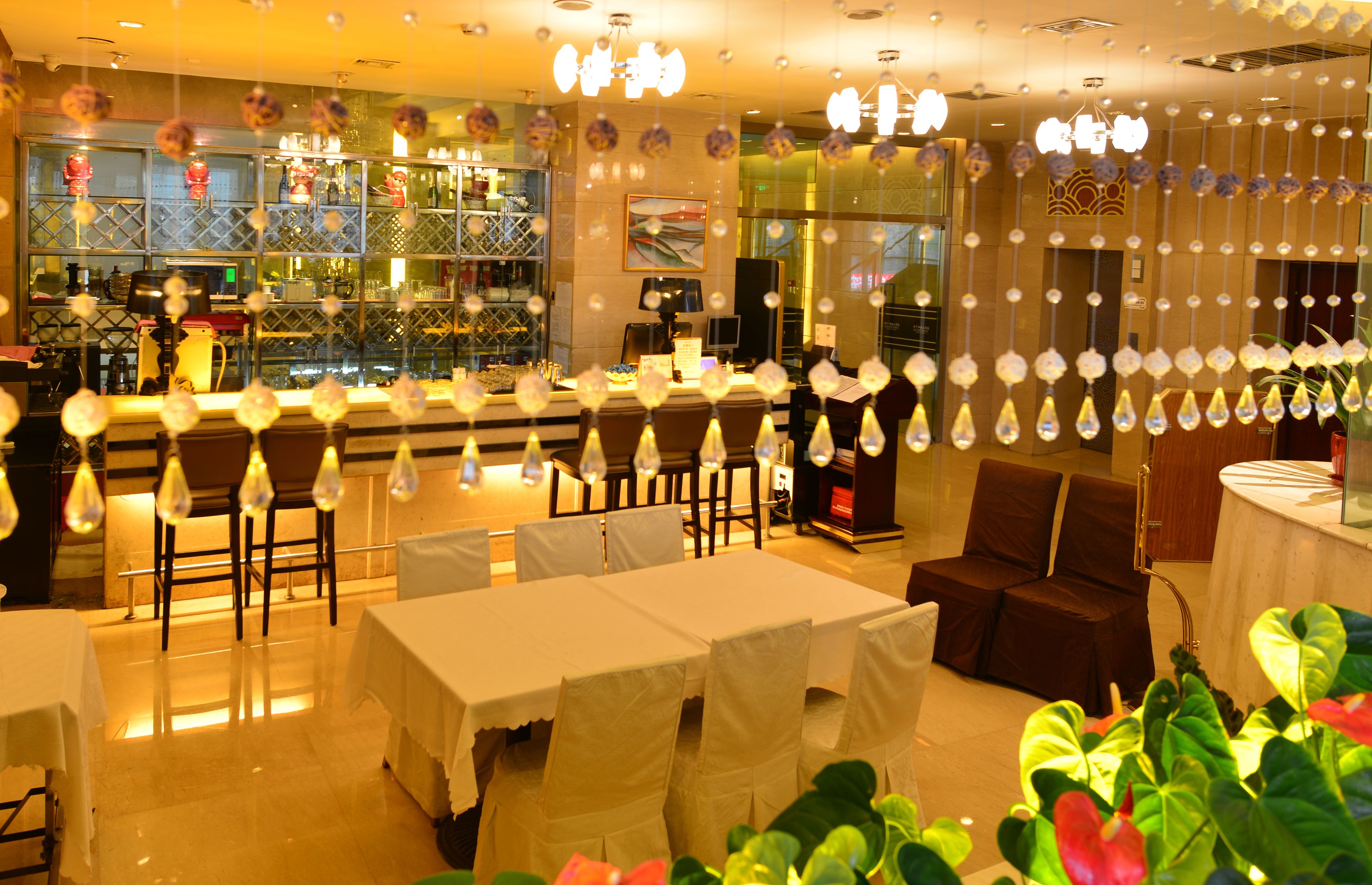 2 restaurants, breakfast, lunch, dinner served; chinese cuisine