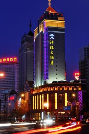 Bagian depan properti - sore/malam