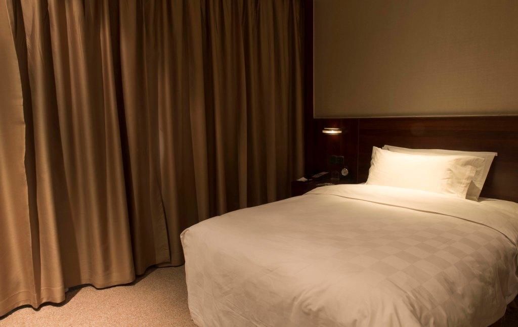 Suite Keluarga, 2 kamar tidur, kamar terhubung, pemandangan kota | Minibar, brankas, meja kerja, dan tirai kedap cahaya