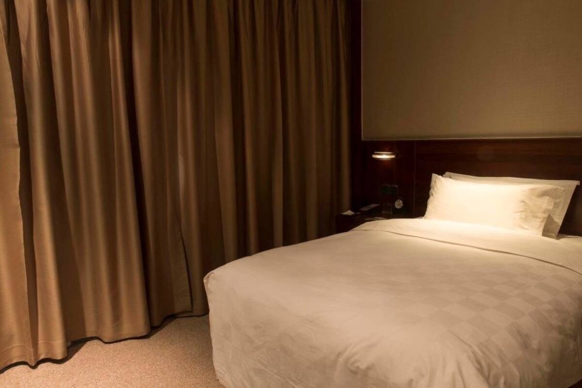 Suite Keluarga, 2 kamar tidur, kamar terhubung, pemandangan kota | Minibar, brankas, meja kerja, dan tirai kedap cahaya