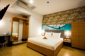 Quarto luxo, 1 cama King, vista para a cidade | Escrivaninha, Wi-Fi de cortesia