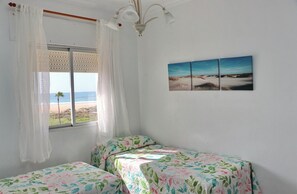 2 soverom, strykejern/-brett og sengetøy