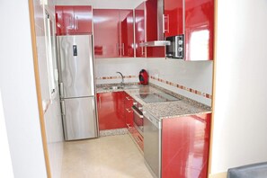 Kjøleskap, mikrobølgeovn, ovn og kokeplater