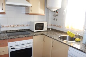 Fridge, microwave, oven, stovetop - Apartment for 4 with pool and garage (Chiclana de la Frontera)